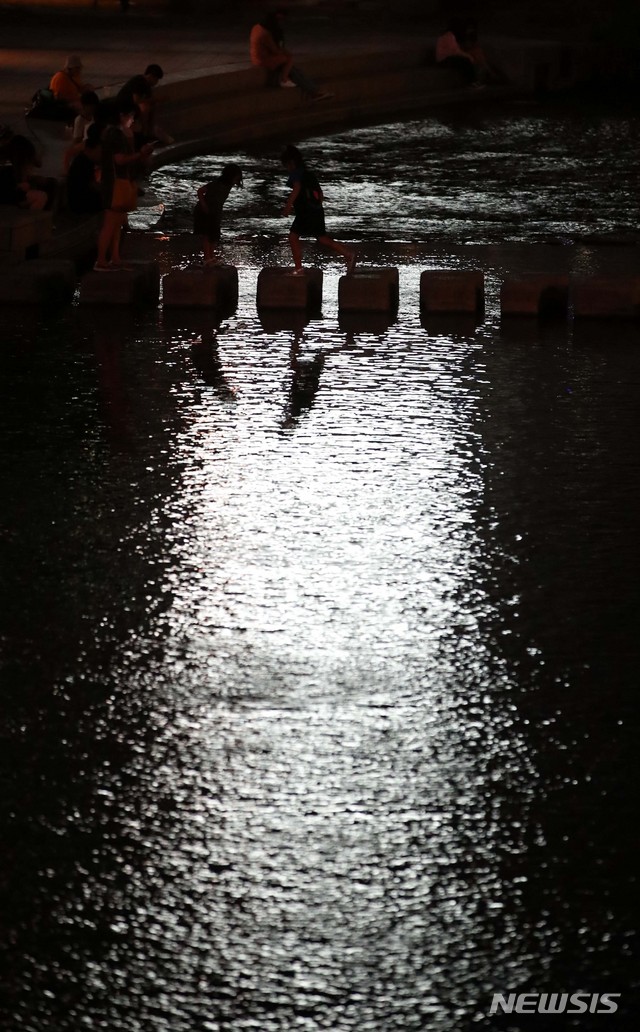 【서울=뉴시스】고범준 기자 = 폭염과 열대야가 계속되고 있는 13일 오후 서울 종로구 청계천에서 시민들이 더위를 식히고 있다. 2018.08.13. bjko@newsis.com