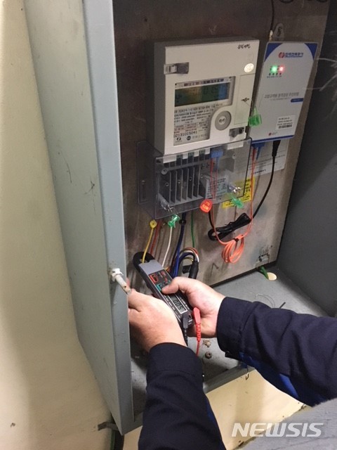 [제주=뉴시스] 한전 제주지역본부의 기술진이 아파트 정전 예방 집중점검을 실시하고 있다. 이 사진은 기사와 직접적인 관련이 없음. (사진= 한전 제주지역본부 제공) photo@newsis.com&nbsp; 