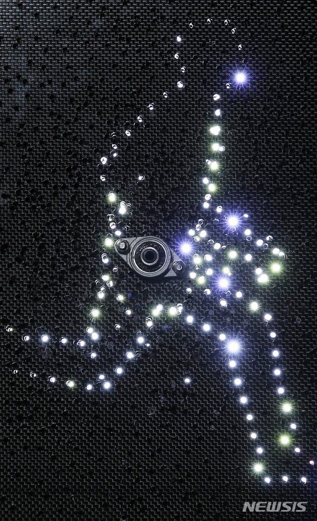 【서울=뉴시스】 이용덕, Dialogue-Running(가제), 2018, carbon board, LED, wood, steel, motor, 120x260x40cm (detail)