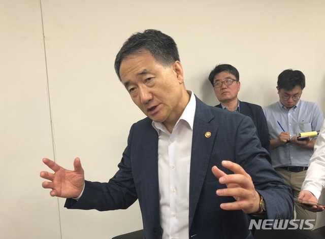 【세종=뉴시스】임재희 기자 = 박능후 보건복지부 장관이 14일 오후 정부세종청사 복지부 기자실에서 기자들과 만나 국민연금 등 현안을 놓고 이야기하고 있다. 2018.08.14. limj@newsis.com