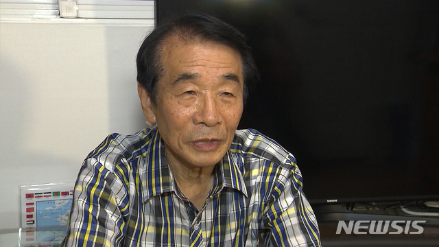 【서울=뉴시스】이산가족 남측 방문단으로 금강산에 가게 되는 이수남(77)할아버지는 68년만에 큰 형님을 만나는 게 지금도 믿기지 않는다고 전했다. 이 할아버지는 큰 형님의 생존 소식을 듣고 눈물을 훔쳤다. 이 할아버지는 "(돌아가신) 엄마, 아버지가 생전에 소식을 들었으면은… 그게 제일 첫 번째 생각났다"고 말했다. 2018.08.15. (사진=통일부 공동취재단)photo@newsis.com