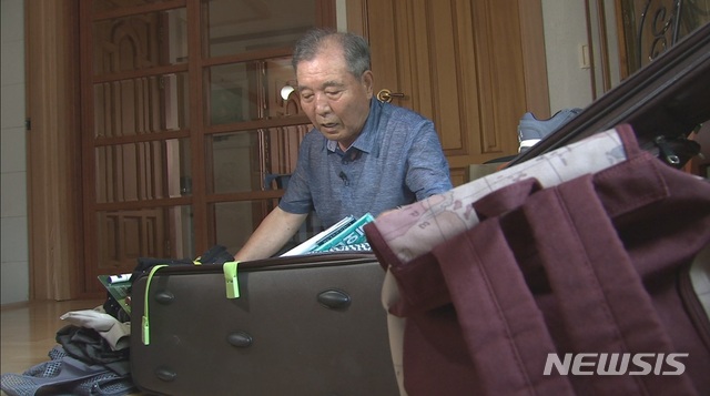 【서울=뉴시스】박기동(82)할아버지는 북에 있는 여동생 박선분(73)할머니와 남동생 박혁동(68)할아버지를 만난다. 헤어질 당시 여동생은 6살, 남동생은 2살로 박 할아버지는 기억했다. 사진은 박 할아버지가 동생들에게 줄 생활용품과 겨울 점퍼 등을 준비하고 있는 모습. 2018.08.15. (사진=통일부 공동취재단) photo@newsis.com