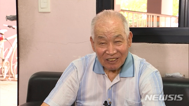 【서울=뉴시스】황우석(89)할아버지는 헤어질 당시 3살이었던 딸을 만난다. 70년 가까이 철책선이 남과 북을 갈라놓은 사이 딸 황영숙씨는 71세 할머니가 됐다. 2018.08.15. (사진=통일부 공동취재단)&nbsp; photo@newsis.com