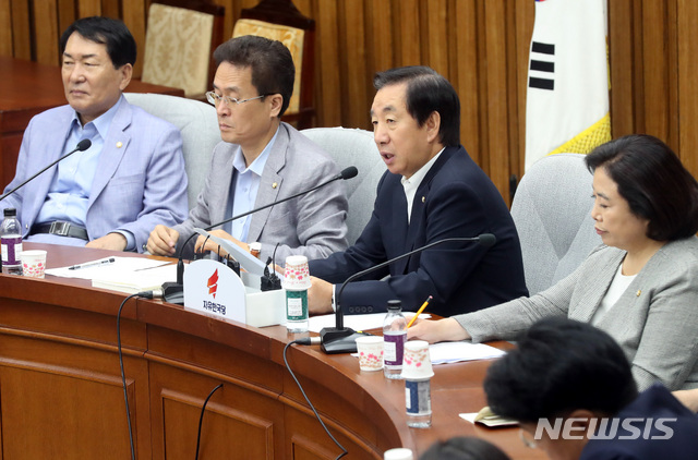 【서울=뉴시스】박영태 기자 = 14일 오전 서울 영등포구 여의도 국회에서 진행된 원내대표단-상임위원장 간사단 연석회의에서 김성태 원내대표가 발언을 하고 있다. 2018.08.14.since1999@newsis.com