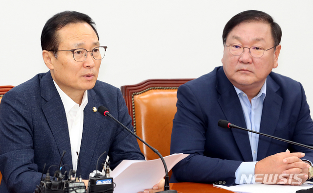 【서울=뉴시스】이종철 기자 = 14일 오전 서울 여의도 국회에서 열린 더불어민주당 원내대책회의에서 홍영표 원내대표가 모두발언을 하고 있다. 2018.08.14. jc4321@newsis.com