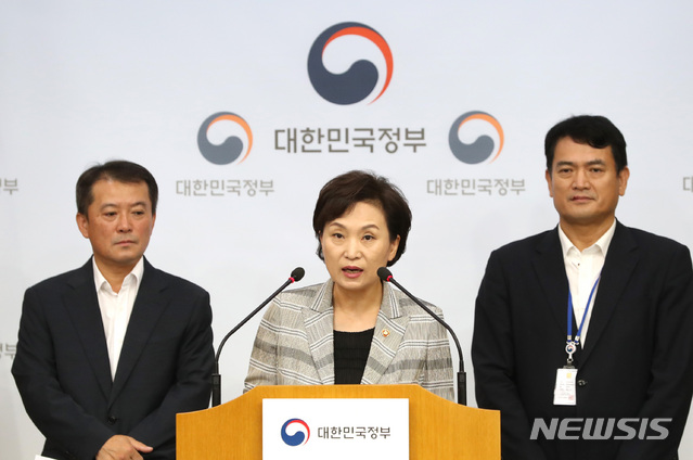 【서울=뉴시스】전진환 기자 = 김현미 국토교통부장관이 14일 오전 서울 종로구 정부서울청사 별관 브리핑룸에서 BMW 차량 운행정지 결정관련 대국민 담화문을 발표하고 있다. 2018.08.14. amin2@newsis.com