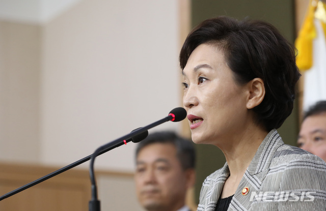 【서울=뉴시스】전진환 기자 = 김현미 국토교통부장관이 14일 오전 서울 종로구 정부서울청사 별관 브리핑룸에서 BMW 차량 운행정지 결정관련 대국민 담화문을 발표하고 있다. 2018.08.14. amin2@newsis.com