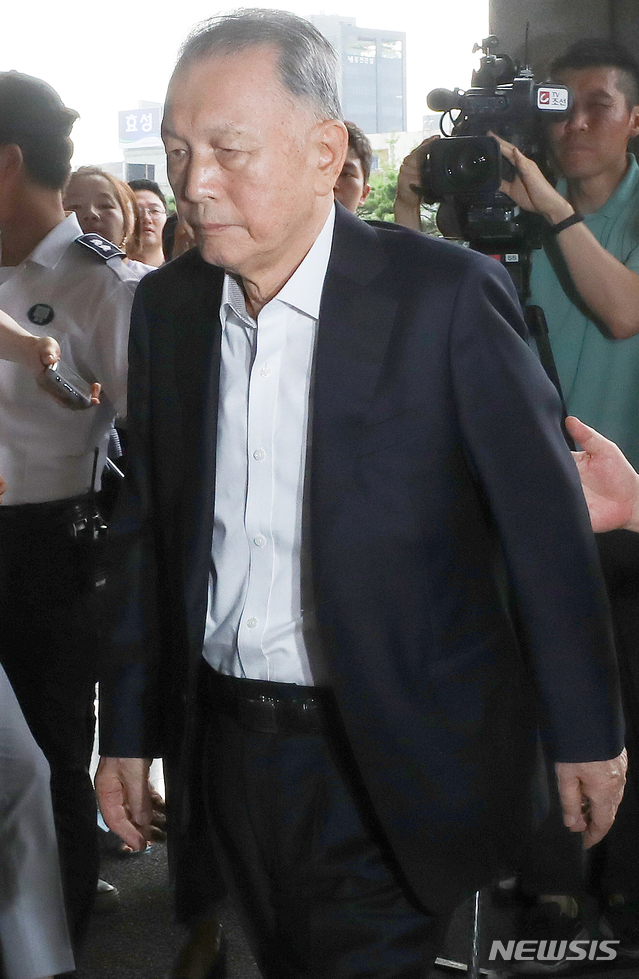 【서울=뉴시스】김선웅 기자 = 강제징용 피해자 소송과 관련해 재판거래 의혹에 연루된 김기춘 전 대통령비서실장이 지난 14일 오전 서울 서초구 서울중앙지검에 피의자신분으로 출석하고 있다. 2018.08.14. mangusta@newsis.com