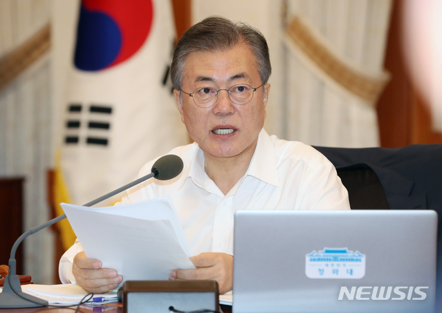 【서울=뉴시스】박진희 기자 = 문재인 대통령이 14일 오전 청와대 세종실에서 열린 2018년도 제35회 국무회의를 주재하고 있다. 2018.08.14.pak7130@newsis.com