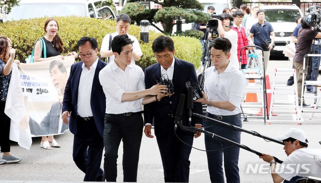 【서울=뉴시스】조성봉 기자 = 자신의 비서를 성폭행한 혐의를 받는 안희정 전 충남지사가 14일 오전 서울 마포구 서부지방법원에서 열린 1심 선고에 출석하며 답변하고 있다. 2018.08.14.suncho21 @newsis.com