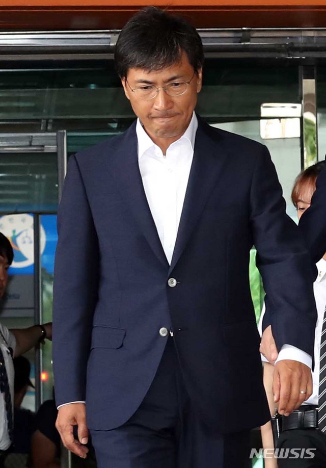 【서울=뉴시스】조성봉 기자 = 자신의 비서를 성폭행한 혐의를 받는 안희정 전 충남지사가 지난 8월14일 오전 서울 마포구 서부지방법원에서 열린 1심 선고에 서 무죄를 선고받고 밖으로 나서고 있다. 2018.08.14.suncho21 @newsis.com