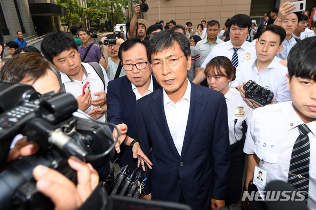 【서울=뉴시스】 조성봉 기자 = 비서를 성폭행한 혐의를 받고 있는 안희정 전 충남지사가 14일 서울 마포구 서울서부지법에서 열린 1심 선고 공판을 마친 뒤 법원을 나서고 있다. 안 전 지사는 이날 무죄를 선고받았다. 2018.08.14. photo@newsis.com