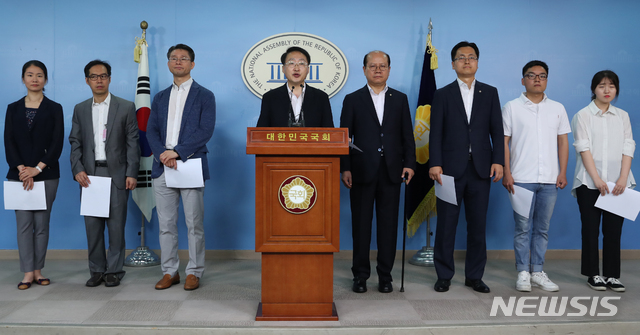 【서울=뉴시스】고승민 기자 = 김영길 바른군인권연구소장이 14일 오전 서울 여의도 국회에서 종교 및 신념적 병역거부 대체복무제 관련 기자회견을 하고 있다. 2018.08.14. kkssmm99@newsis.com