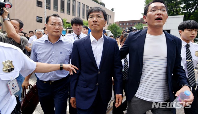 【서울=뉴시스】 조성봉 기자 = 비서를 성폭행한 혐의로 기소된 안희정 전 충남도지사(가운데)가 14일 오전 서울 마포구 서울서부지방법원에서 열린 1심 선고를 마치고 법원을 나서고 있다. 2018.08.14. photo@newsis.com