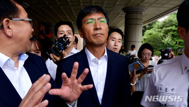 【서울=뉴시스】안희정 전 충남도지사가 지난 14일 서울서부지법에서 열린 1심 선고를 마치고 법원을 나서는 모습. 2018.08.14. 