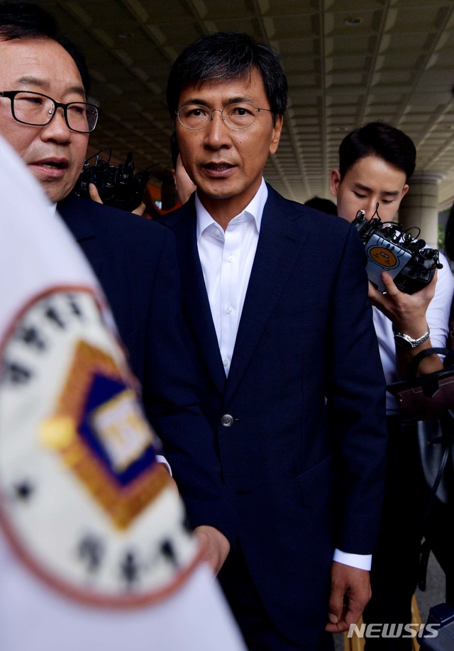 【서울=뉴시스】 조성봉 기자 = 비서를 성폭행한 혐의로 기소된 안희정 전 충남도지사(가운데)가 14일 오전 서울 마포구 서울서부지방법원에서 열린 1심 선고를 마치고 법원을 나서고 있다. 2018.08.14.&nbsp; photo@newsis.com