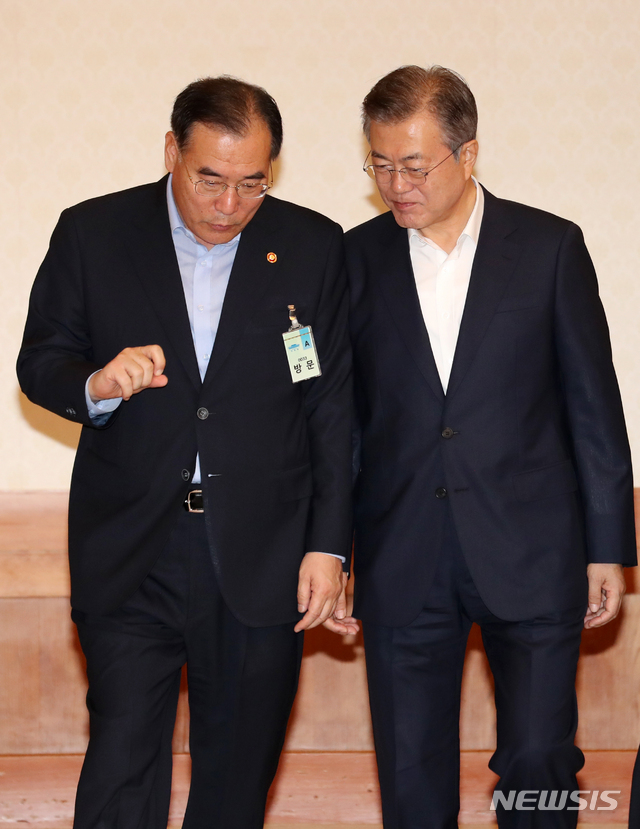 【서울=뉴시스】박진희 기자 = 문재인 대통령이 14일 오전 청와대 세종실에서 열린 2018년도 제35회 국무회의장으로 이개호 농림축산식품부 장관과 대화를 나누며 들어서고 있다. 2018.08.14. pak7130@newsis.com