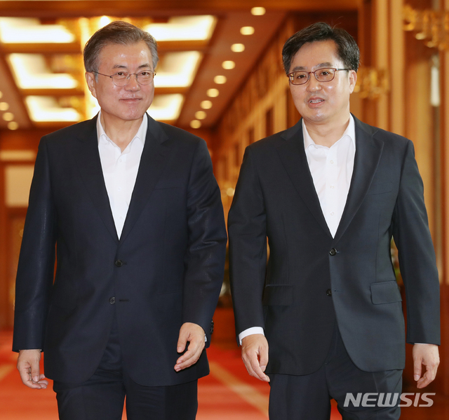 【서울=뉴시스】박진희 기자 = 문재인 대통령과 김동연 경제부총리가 14일 오전 청와대 세종실에서 열린 2018년도 제35회 국무회의장으로 들어서고 있다. 2018.08.14.pak7130@newsis.com