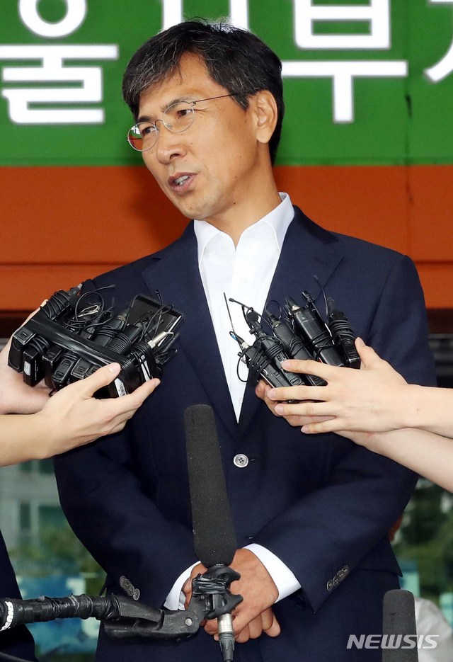 【서울=뉴시스】조성봉 기자 = 자신의 비서를 성폭행한 혐의를 받는 안희정 전 충남지사가 14일 오전 서울 마포구 서부지방법원에서 열린 1심 선고에 서 무죄를 선고받고 취재진의 질문에 답변하고있다. 2018.08.14.suncho21 @newsis.com