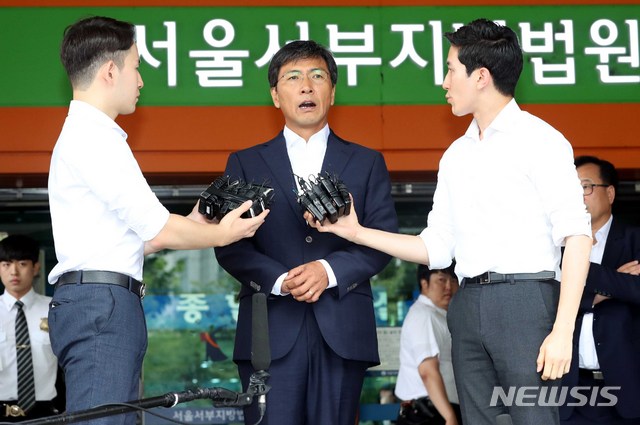 【서울=뉴시스】조성봉 기자 = 자신의 비서를 성폭행한 혐의를 받는 안희정 전 충남지사가 14일 오전 서울 마포구 서부지방법원에서 열린 1심 선고에 서 무죄를 선고받고 취재진의 질문에 답변하고있다. 2018.08.14.suncho21 @newsis.com