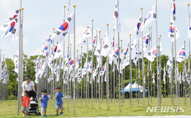 【천안=뉴시스】함형서 기자 = 8.15 광복절을 하루 앞둔 14일 오후 충남 천안시 독립기념관을 찾은 아이들이 태극기광장을 걷고 있다. 2018.08.14.foodwork23@newsis.com
