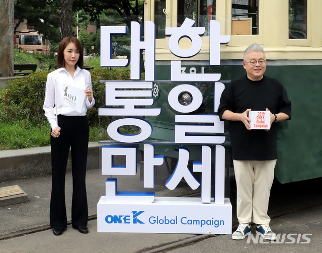 【서울=뉴시스】전진환 기자 = 3.1운동 100주년을 기념해 ONE K(원케이) 글로벌 캠페인 출범식이 열린 14일 오전 서울 서대문구 서울역사박물관에서 작곡가 김형석(오른쪽), 작사가 김이나가 포토타임을 갖고 있다. 2018.08.14. amin2@newsis.com
