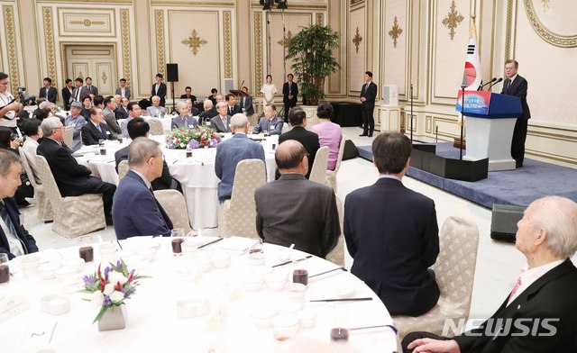 【서울=뉴시스】전신 기자 = 문재인 대통령이 14일 청와대 영빈관에서 열린 독립유공자 및 유족 초청 오찬에서 인사말을 하고 있다. 2018.08.14.  photo1006@newsis.com