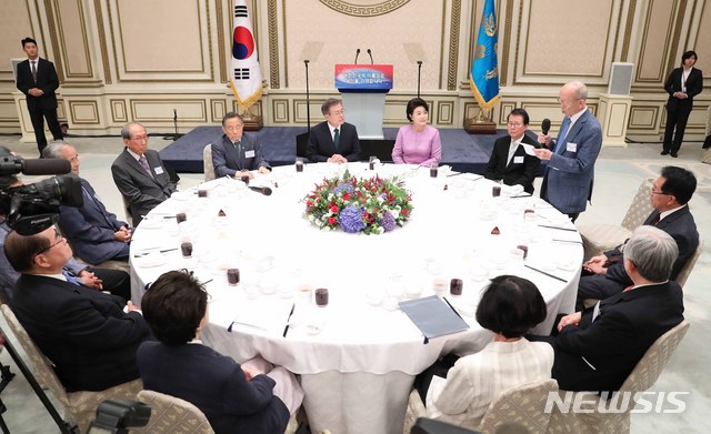 【서울=뉴시스】전신 기자 = 문재인 대통령과 부인 김정숙 여사가 14일 청와대 영빈관에서 열린 독립유공자 및 유족 초청 오찬에서 생존 애국지사 이태원 씨의 인사말을 듣고 있다. 2018.08.14.&nbsp; photo1006@newsis.com