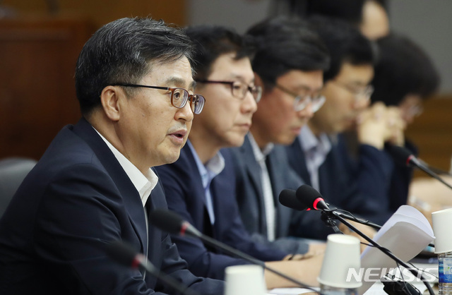 【서울=뉴시스】김진아 기자 = 김동연 경제부총리 겸 기획재정부 장관이 14일 서울 중구 예금보험공사에서 열린 재정정책자문회의에서 모두발언을 하고 있다. 2018.08.14.&nbsp; bluesoda@newsis.com