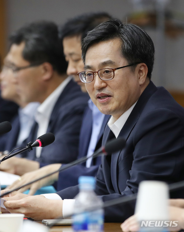 【서울=뉴시스】김진아 기자 = 김동연 경제부총리 겸 기획재정부 장관이 14일 서울 중구 예금보험공사에서 열린 재정정책자문회의에서 모두발언을 하고 있다. 2018.08.14.&nbsp; bluesoda@newsis.com