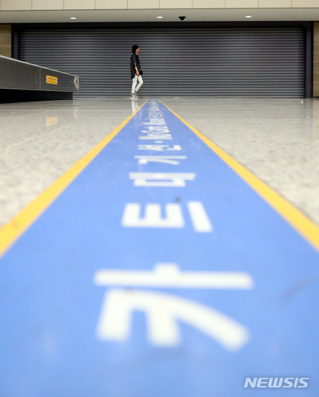 【인천공항=뉴시스】홍찬선 기자 = 문재인 대통령이 국내공항의 입국장 면세점의 필요성을 강조한 가운데 14일 오후 인천공항 제1여객터미널에 마련된 입국장 면세점 자리가 셔터로 내려져 있다. 2018.08.14.  mania@newsis.com