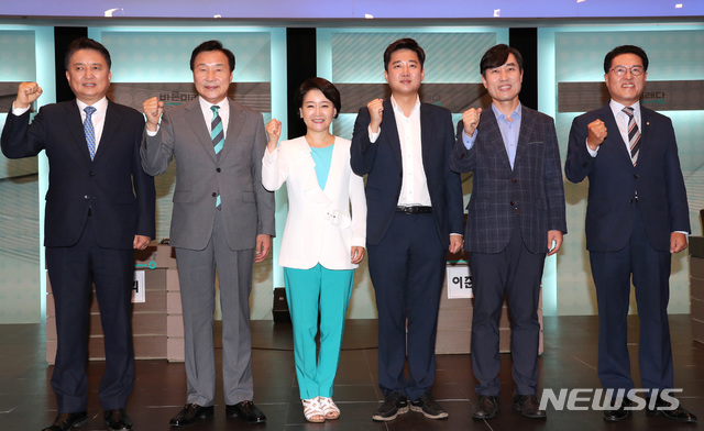 【서울=뉴시스】국회사진기자단 = 14일 오후 서울 등촌동 SBS 스튜디오에서 바른미래당 당대표 및 최고위원을 뽑는 9·2 전당대회 본선에 진출한 후보들이 토론 전 기념촬영하고 있다. 왼쪽부터 김영환, 손학규, 권은희, 이준석, 하태경, 정운천 후보. 2018.08.14.photo@newsis.com
