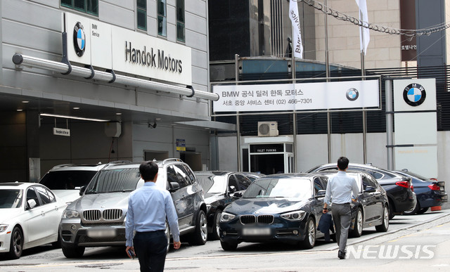 【서울=뉴시스】김선웅 기자 = BMW 리콜 대상 차량에 대한 운행정지 명령이 내려진 14일 서울 시내의 한 BMW 서비스센터에 차량들이 주차돼있다. 2018.08.14. mangusta@newsis.com