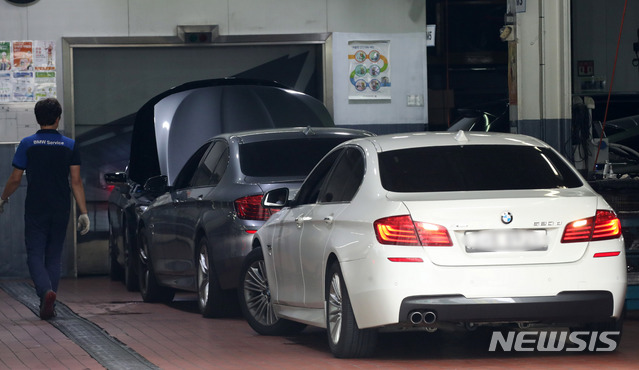 【서울=뉴시스】김선웅 기자 = BMW 리콜 대상 차량에 대한 운행정지 명령이 내려진 14일 서울 시내의 한 BMW 서비스센터에 차량들이 주차돼있다. 2018.08.14. mangusta@newsis.com