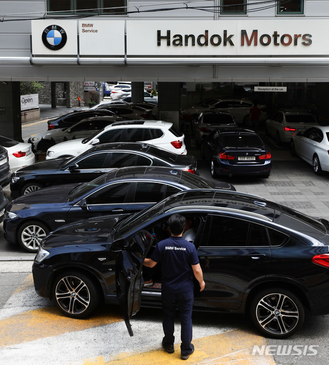 【서울=뉴시스】김선웅 기자 = BMW 리콜 대상 차량에 대한 운행정지 명령이 내려진 14일 서울 시내의 한 BMW 서비스센터에 차량들이 주차돼있다. 2018.08.14. mangusta@newsis.com