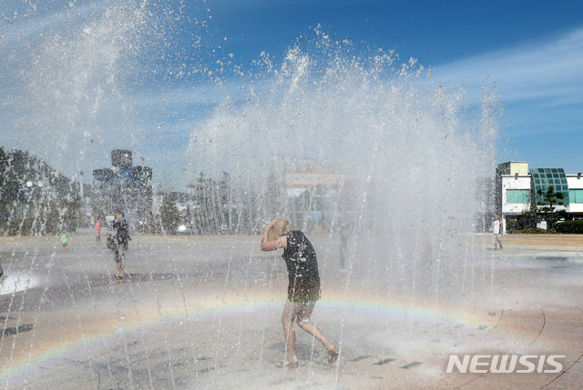 【부산=뉴시스】이영환 기자 = 전국적으로 폭염 경보가 발효중인 14일 오후 부산 사하구 다대포 꿈의 낙조분수에서 시민들이 물놀이를 즐기고 있다. 2018.08.14.&nbsp; 20hwan@newsis.com