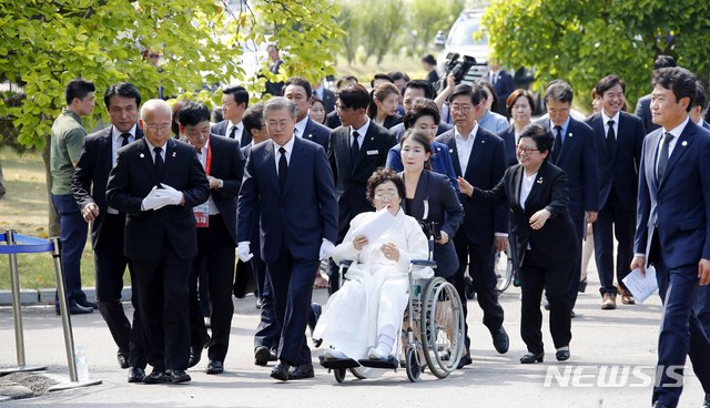 【천안=뉴시스】전신 기자 = 문재인 대통령이 14일 충남 천안 국립 망향의 동산에서 열린 일본군 위안부 피해자 기림의 날 기념식에 앞서 이용수 할머니와 함께 장미묘역으로 이동하고 있다. 2018.08.14.&nbsp; photo1006@newsis.com