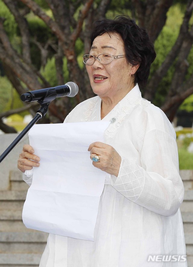 【천안=뉴시스】전신 기자 = 14일 충남 천안 국립 망향의 동산에서 열린 일본군 위안부 피해자 기림의 날 기념식에서 이용수 할머니가 소감을 발표하고 있다. 2018.08.14.&nbsp; photo1006@newsis.com