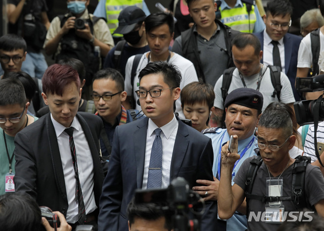 【홍콩=AP/뉴시스】홍콩의 독립을 주장하는 운동가 앤디 찬(가운데)이 14일 중국의 취소 요구를 무시하고 홍콩의 외신기자클럽에서 연설을 마친 뒤 기자들에 둘러싸여 있다. 그는 이날 중국의 홍콩 통치를 현대판 식민 지배라고 비난했다. 2018.8.14