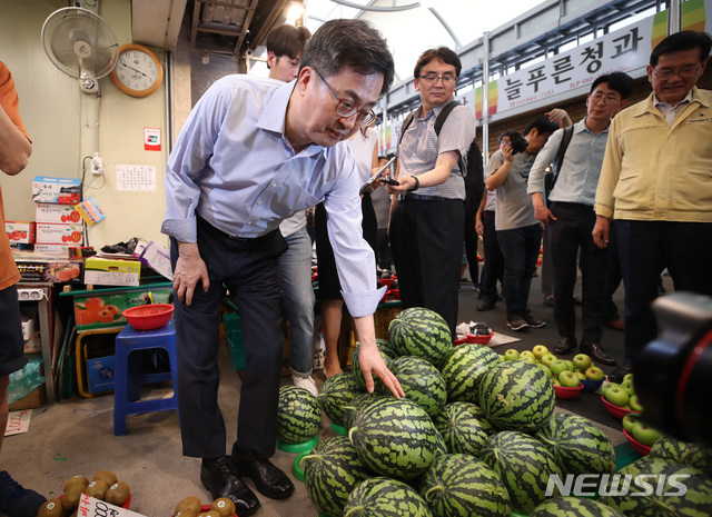 【서울=뉴시스】김진아 기자 = 김동연 경제부총리 겸 기획재정부 장관이 폭염 피해가 있는 과일 등 농산물 가격동향 점검을 위해 14일 서울 청량리 청과물시장을 찾아 시장 상인과 대화를 하고 있다. 2018.08.14. bluesoda@newsis.com