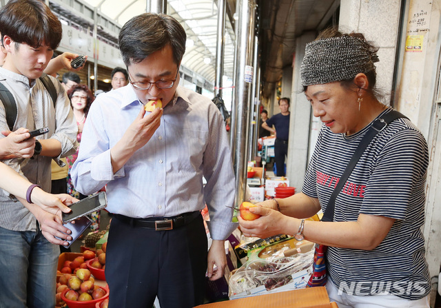 【서울=뉴시스】김진아 기자 = 김동연 경제부총리 겸 기획재정부 장관이 폭염 피해가 있는 과일 등 농산물 가격동향 점검을 위해 14일 서울 청량리 청과물시장을 찾아 시장 상인과 대화를 하고 있다. 2018.08.14.&nbsp; bluesoda@newsis.com
