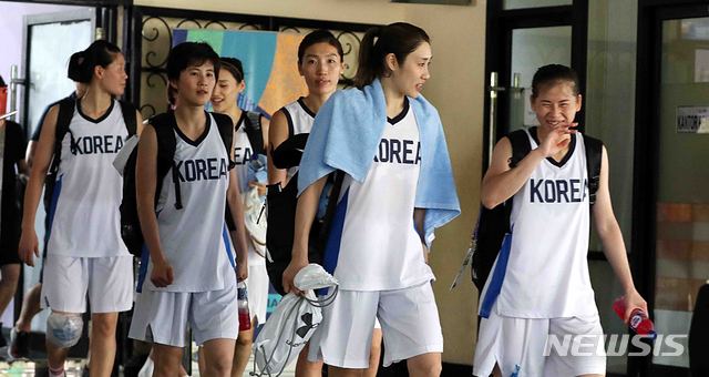 【자카르타(인도네시아)=뉴시스】추상철 기자 = 2018 자카르타-팔렘방 아시안게임 여자농구 남북단일팀의 예선전 첫 경기를 하루 앞둔 14일(현지시각) 오후 인도네시아 자카르타 셈파카 푸티 체육관에서 남북단일팀 훈련을 마치고 이동하고 있다. 2018.08.14 scchoo@newsis.com