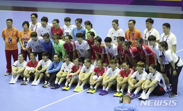 【자카르타(인도네시아)=뉴시스】최진석 기자 = 남북 여자 핸드볼 대표팀 선수단이 14일(현지시각) 오후 자카르타 포키 찌부부르 스타디움에서 열린 2018 자카르타-팔렘방 아시안게임 여자 핸드볼 조별리그 A조 1차전 경기 경기 한국과 북한의 경기에 앞서 기념촬영을 하고 있다. 2018.08.14.myjs@newsis.com