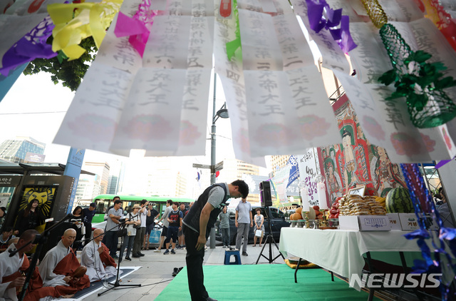 【서울=뉴시스】김진아 기자 = 14일 오후 서울 중구 대한문 앞에 마련된 쌍용자동차 해고노동자 고 김주중씨 분향소에서 49재 극락왕생 발원기도가 봉행되고 있다.  김주중 씨는 2009년 쌍용차 해고사태 이후 서른 번째 희생자로, 9년 동안 해고자 복직을 바라다 지난 6월 27일 스스로 목숨을 끊었다. 2018.08.14.  bluesoda@newsis.com