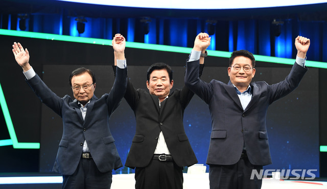 【서울=뉴시스】국회사진기자단 = 더불어민주당 당대표 후보들이 14일 서울 상암동 MBC 방송 100분 토론에 출연 3차 TV 합동토론회에 앞서 이해찬(왼쪽부터),김진표, 송영길 후보가 토론에 포토타임을 갖고 있다. 2018.08.14. photo@newsis.com