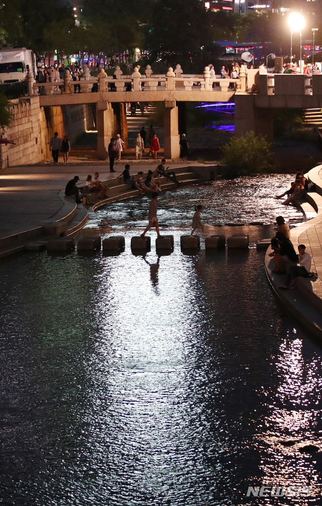 【서울=뉴시스】김진아 기자 = 14일 오후 서울 종로구 청계천에서 시민들이 더위를 식히고 있다. 2018.08.14.&nbsp; bluesoda@newsis.com