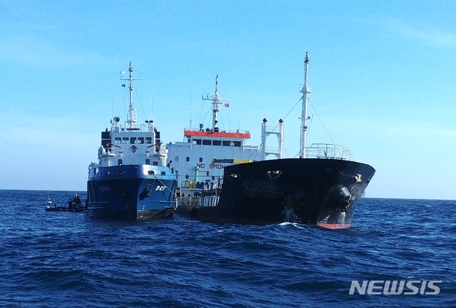 【제주=뉴시스】우장호 기자 = 15일 오전 4시12분께 제주시 우도면 북서쪽 20㎞ 해상에서 유조선끼리 충돌하는 사고가 발생했다. 출동한 제주 해경 소속 방제선이 기름방제작업을 하고 있다. 2018.08.15. (사진=제주지방해양경찰청 제공) woo1223@newsis.com