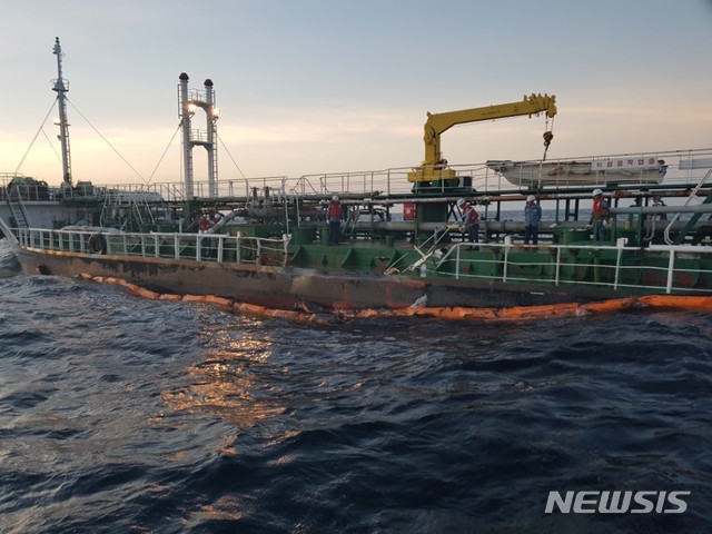 【제주=뉴시스】우장호 기자 = 15일 오전 4시12분께 제주시 우도면 북서쪽 20㎞ 해상에서 유조선끼리 충돌하는 사고가 발생했다. 2018.08.15. (사진=제주지방해양경찰청 제공) woo1223@newsis.com