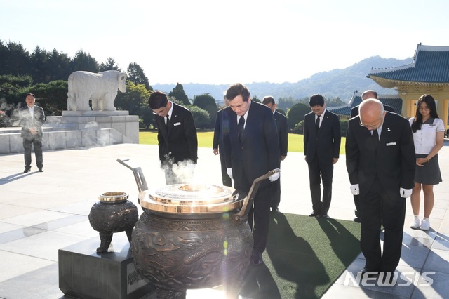 【서울=뉴시스】김지현 기자 = 이낙연 국무총리가 15일 국립대전현충원 내 무연고 독립유공자 묘소를 참배하고 있다. 2018.08.15. (사진=이낙연 총리 페이스북) photo@newsis.com