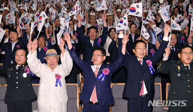 【안동=뉴시스】류상현 기자 = 15일 경북도청 동락관에서 ‘제73주년 광복절 및 정부수립 70주년 경축행사’가 열려 참석자들이 만세삼창을 하고 있다. 2018.08.15 (사진=경북도 제공)  photo@newsis.com 